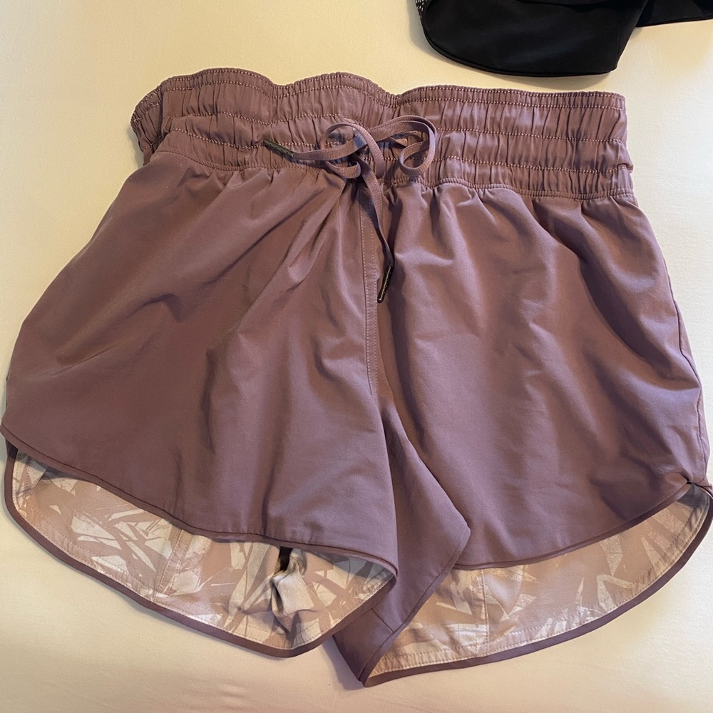 Lululemon reversible choose a side shorts - size 6